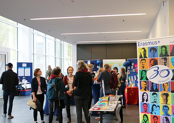 International Day 2018 Studierende und Mitarbeiter stehen an einem Infostand
