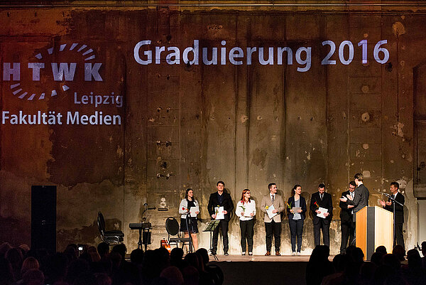 Graduierte erhalten ihre Auszeichnungen auf der Bühne überreicht