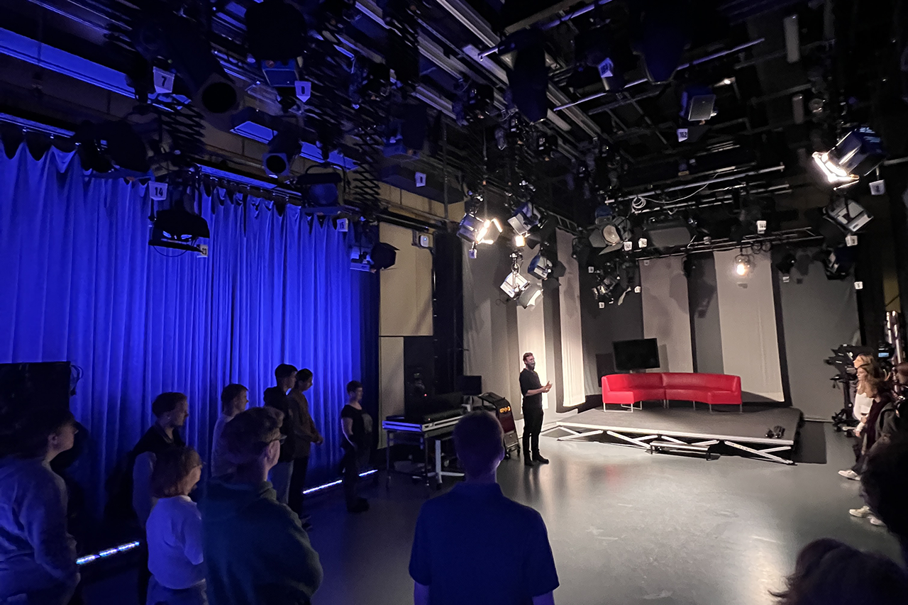 Foto von Bühne mit Licht und Technik