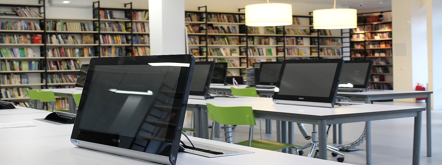 Moderne Computerarbeitsplätze in der Bibliothek