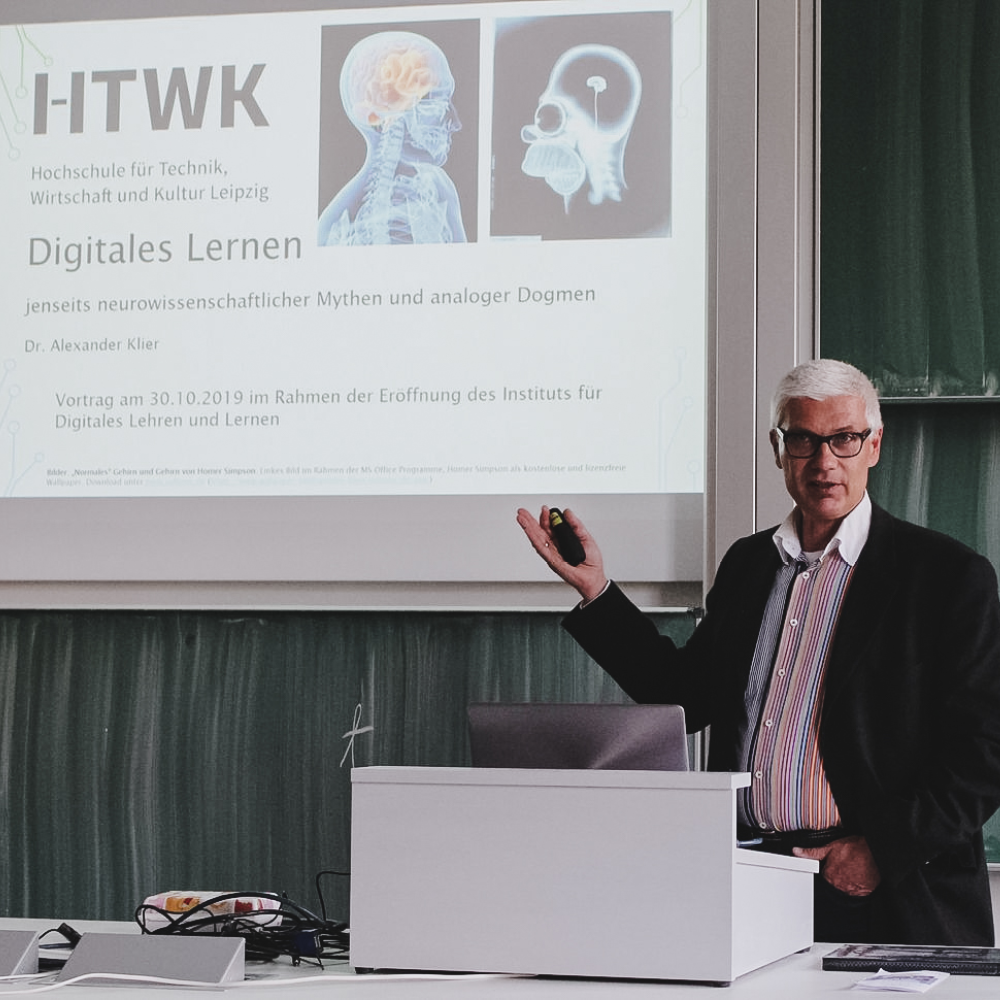 Dr. Alexander Klier steht vor einer Tafel und hält seine Präsentation zum Digitalen Lernen im Rahmen des Lunch and Listen 2019.