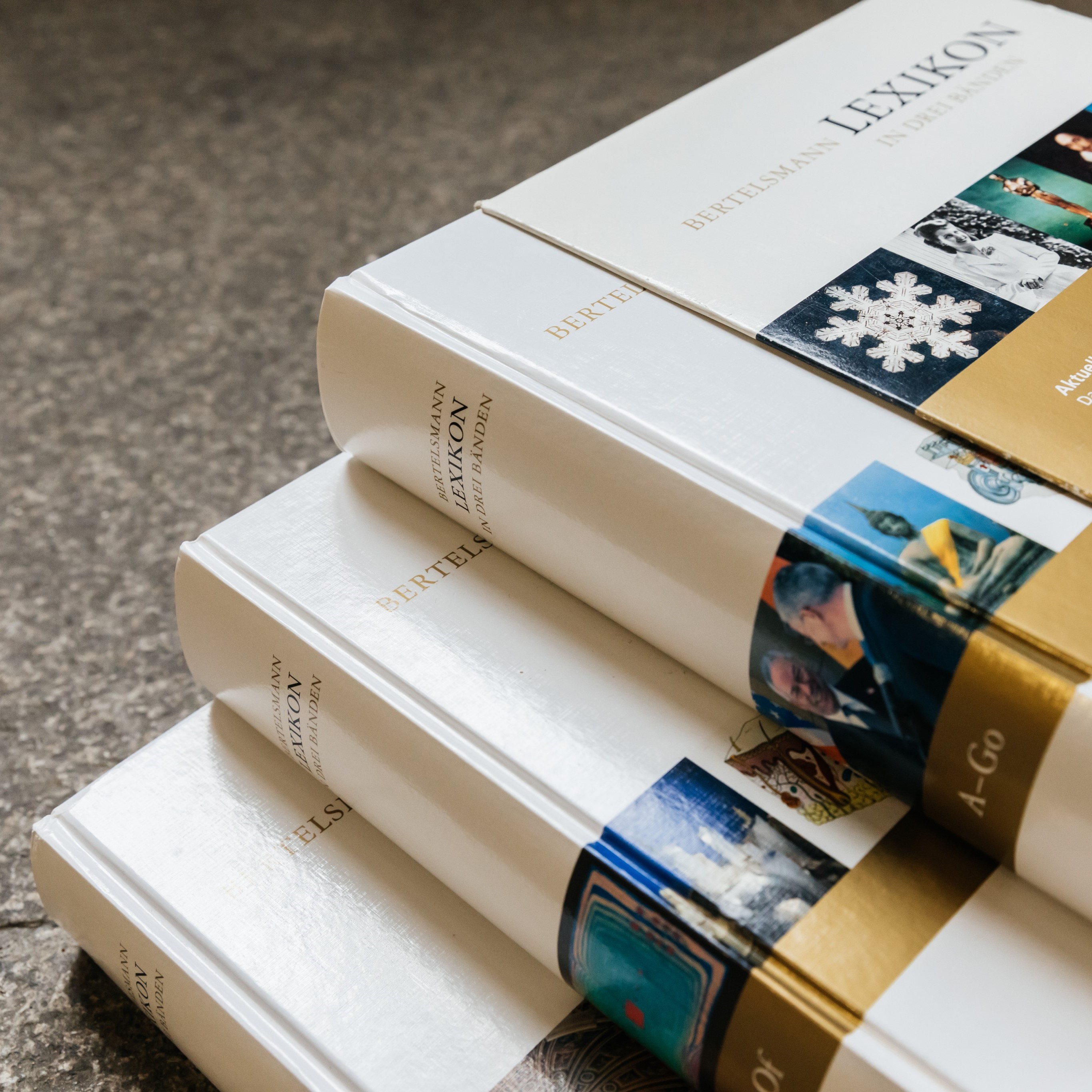 Bild zeigt die Bertelsmann-Lexika