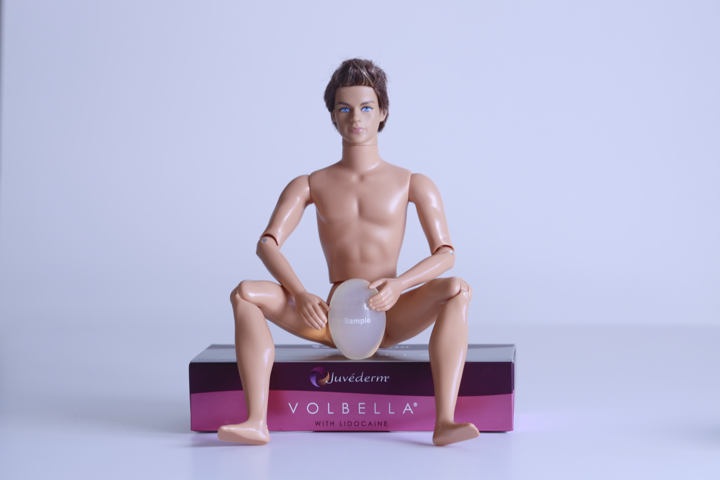 Eine nackter Ken posiert für ein Foto