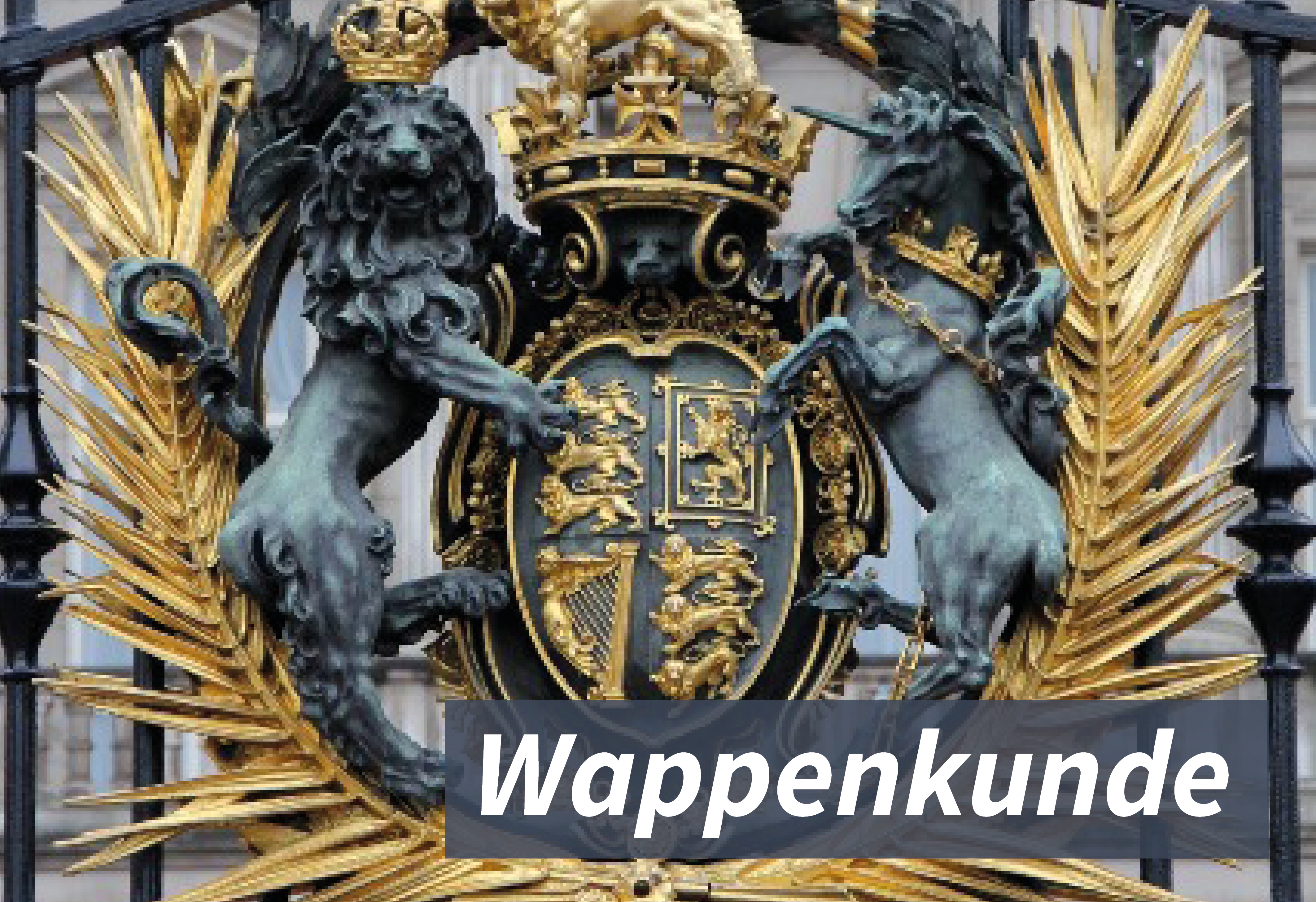 Abbildung eines Wappens an einem Palasttor in London. Zu sehen sind unter anderem eine Krone, zwei Löwen und ein Pferd. Das Wappen ist an einigen Stellen vergoldet.