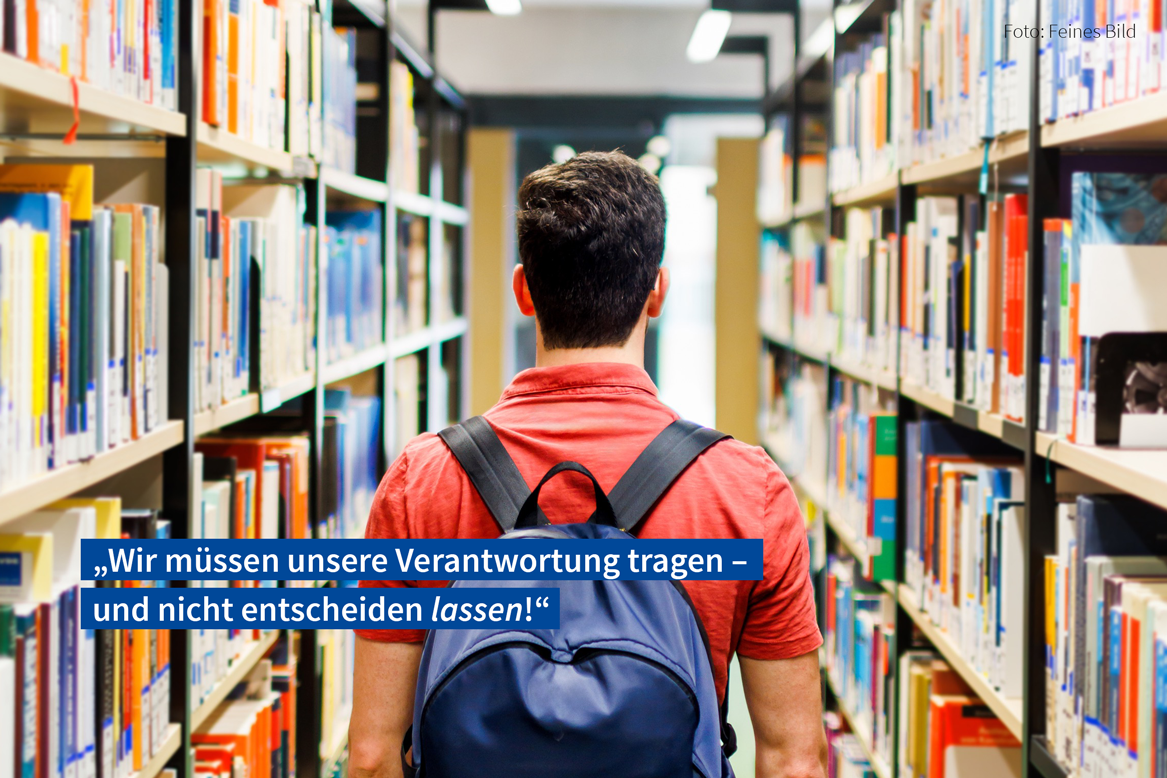 Jemand steht mit dem Rücken zur Kamera und schaut in einen Gang aus Bücherregalen rechts und links. Auf dem Bild steht das Zitat: "Wir müssen unsere Verantwortung tragen – und nicht entscheiden lassen!"